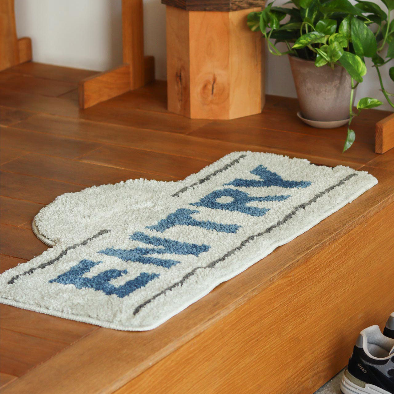 Tufty Luminous Mat - Entry